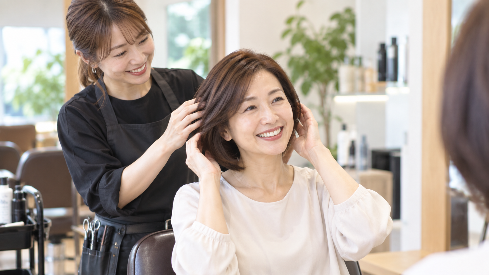 白髪染めをする女性