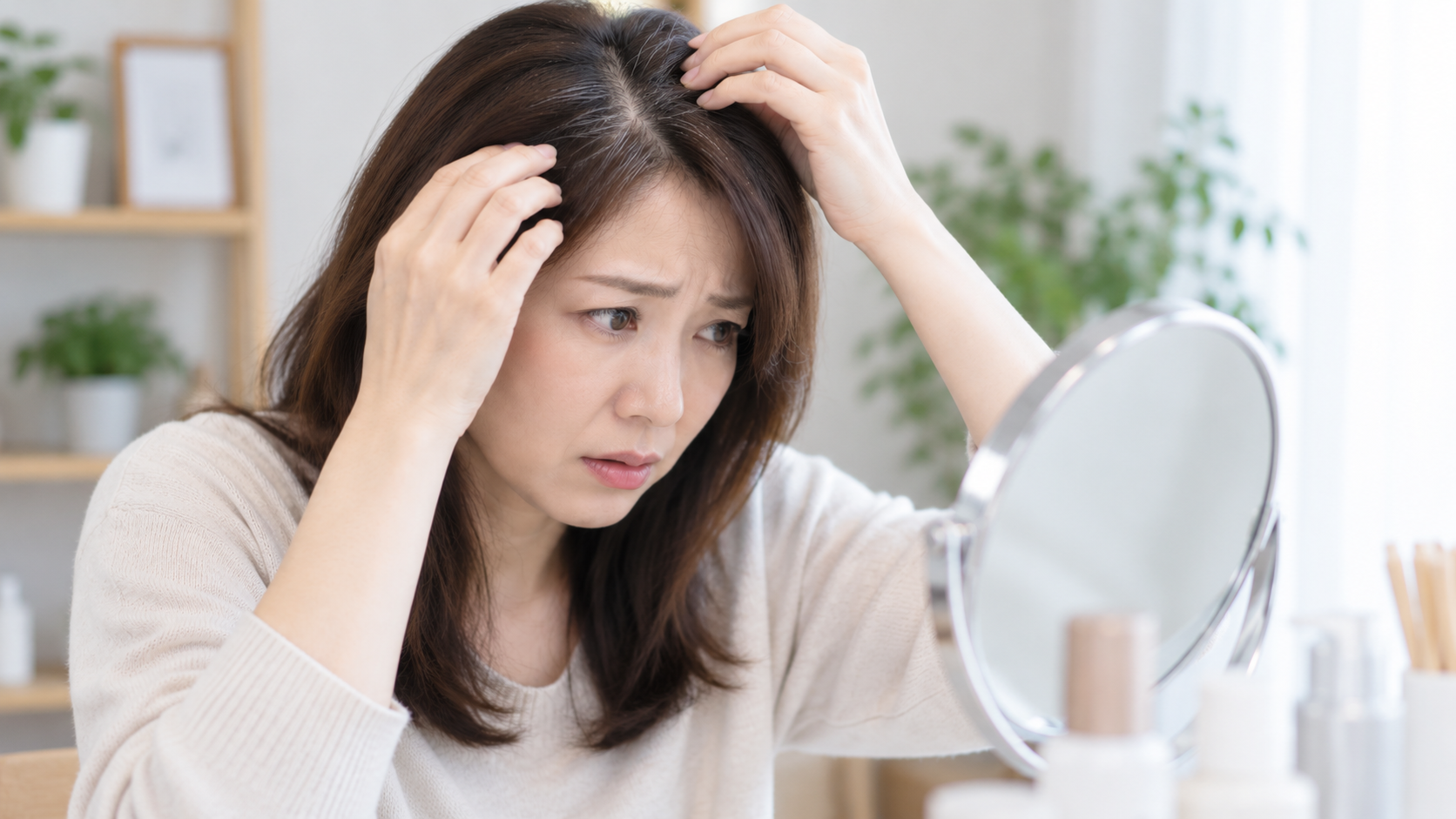 白髪が気になる女性